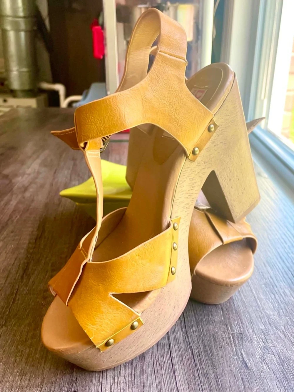 Dolce by Mojo Moxy 7.5 Tan T-Strap Platform 70s Boho Heels